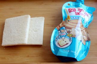 把吐司周围的边边切掉待用。