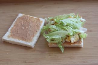 加上自己喜欢吃的蔬菜。另外一半也挤上花生酱利于粘合。