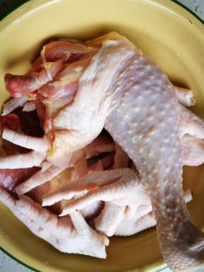 卤汤先卤鸡，味道才会好 之后，慢慢的卤些自己喜欢的肉类，时间久了，就成老卤。把以上肉类洗净