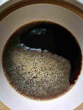 把卤汁，蚝油，倒进砂锅 倒入适量开水 