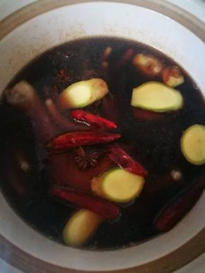 调料都放入锅中，烧开