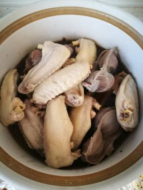 把所有的肉类放进去 烧开