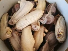 把所有的肉类放进去 烧开