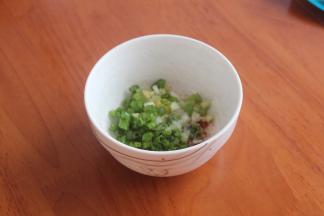 把辣椒碎。葱，姜，盐，倒进一个碗里。