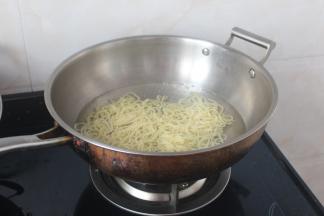 坐锅烧水至开，放入车仔面沸水烫1分钟。