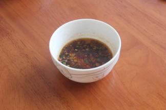 端起锅里面的油倒入碗里。趁热马上搅拌均匀。