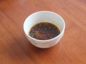 端起锅里面的油倒入碗里。趁热马上搅拌均匀。