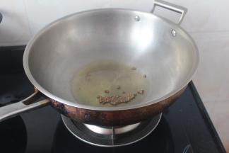 坐锅烧热后倒入菜籽油，烧至冒烟，关火停顿20秒，撒入花椒5秒钟。