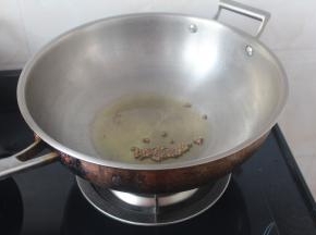 坐锅烧热后倒入菜籽油，烧至冒烟，关火停顿20秒，撒入花椒5秒钟。