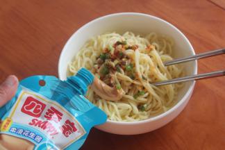 直接把调味料用勺子淋在面上，挤出自己需要的花生酱的分量。