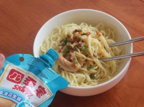 直接把调味料用勺子淋在面上，挤出自己需要的花生酱的分量。