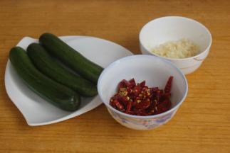 材料备好。大蒜切米，干辣椒切段。黄瓜洗净。