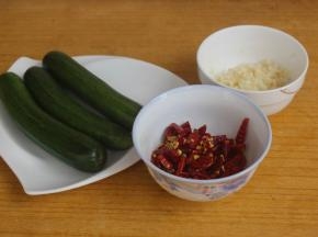 材料备好。大蒜切米，干辣椒切段。黄瓜洗净。