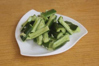 拍烂后倒出来。