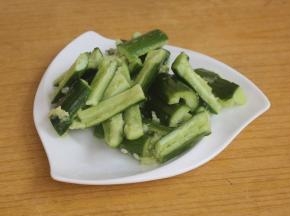 拍烂后倒出来。