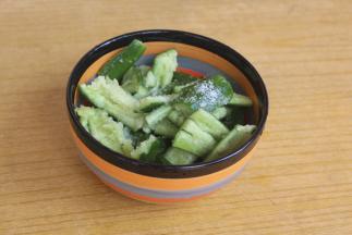 加盐抓均匀。腌制15分钟出水。