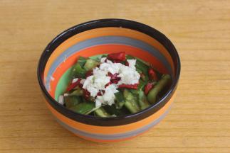 腌制出的水要倒掉，放入生抽，陈醋，加大蒜，干辣椒。热过放油冒烟直接泼上去。