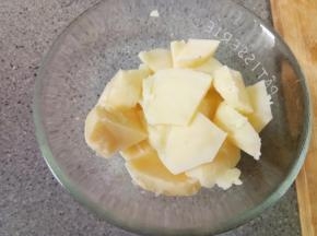 土豆切块上锅蒸熟