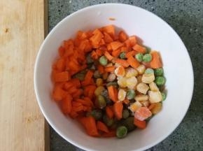 胡萝卜切小粒和玉米青豆放一起。玉米青豆是超市买的袋装混合的。