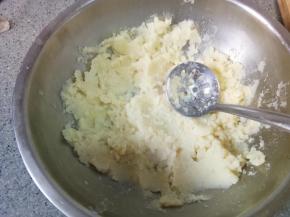 用勺子碾碎成泥