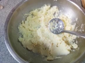 用勺子碾碎成泥