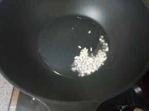 热锅放油，爆香蒜末