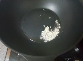 热锅放油，爆香蒜末