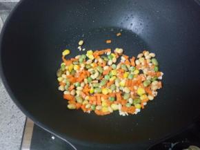 放入蔬菜粒翻炒。