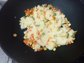 放入土豆泥翻炒。可以加点牛奶，我们都不喜欢奶香味道的所以没加，加了一丢丢水。给宝宝吃加牛奶最好了。