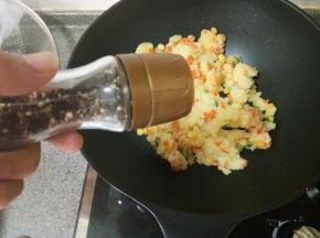 最后撒点现磨黑胡椒出锅。