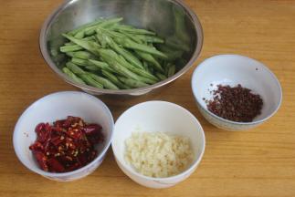 四季豆洗净切斜段，干辣椒切段，大蒜切米，花椒备好。