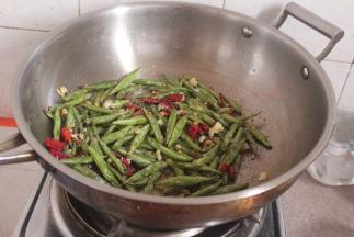 放入盐，白糖调味。翻炒均匀即可出锅。