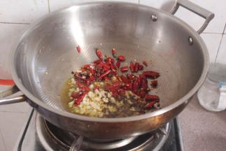 将就剩下的底油爆香花椒，大蒜和干辣椒出香味、