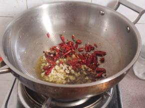 将就剩下的底油爆香花椒，大蒜和干辣椒出香味、
