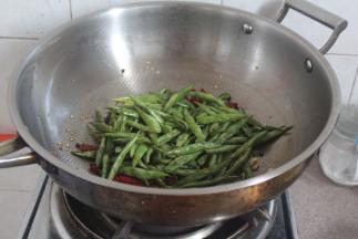 放入炸好的四季豆。