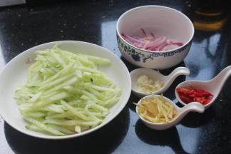 黄瓜切丝，用点盐抓均腌出水分，洋葱，大蒜，姜，小米椒全部切好待用。