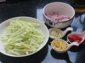 黄瓜切丝，用点盐抓均腌出水分，洋葱，大蒜，姜，小米椒全部切好待用。
