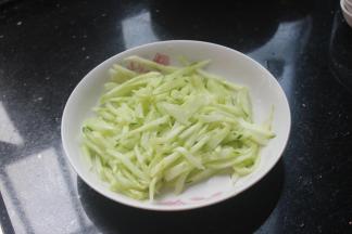 黄瓜丝腌制15分钟后倒掉腌出的水分。