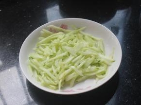 黄瓜丝腌制15分钟后倒掉腌出的水分。