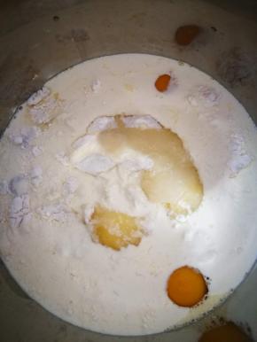 主面团除黄油外，所有材料放入厨师机