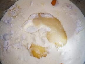 主面团除黄油外，所有材料放入厨师机