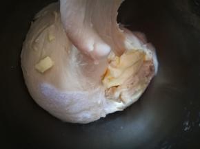 面团揉到光滑，加入软化的黄油