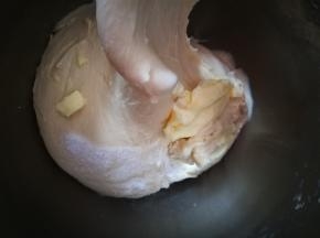 面团揉到光滑，加入软化的黄油