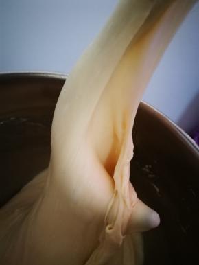 搅到以上状态，可以拉出光滑的一条，这种状态完全可以拉膜，手上有面，没拿手机拍，也就是揉到完全阶段