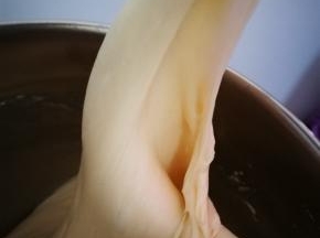 搅到以上状态，可以拉出光滑的一条，这种状态完全可以拉膜，手上有面，没拿手机拍，也就是揉到完全阶段