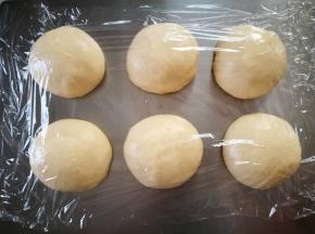 发酵好后，面团分割成6等份，滚圆，醒发10--15分钟，不要太久，天热了