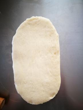 取一个面团，擀成椭圆形