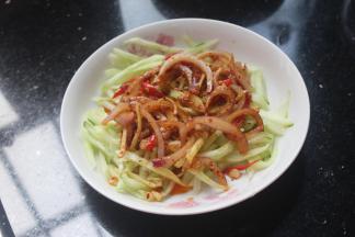 直接淋上黄瓜丝上面即可。