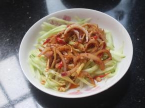 直接淋上黄瓜丝上面即可。