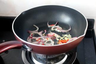 坐锅烧热放油，小火炒香大蒜，姜，洋葱。小米椒出香味。